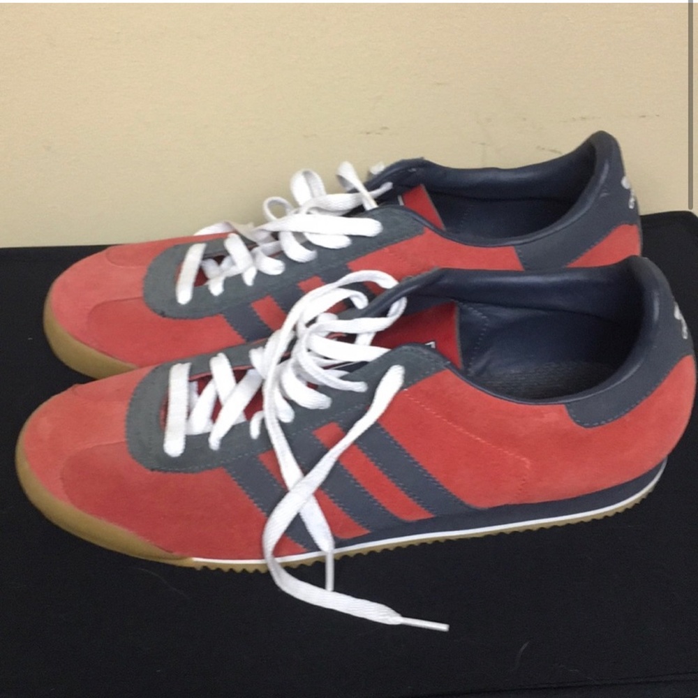 Mens Adidas retro barely worn, 10.5